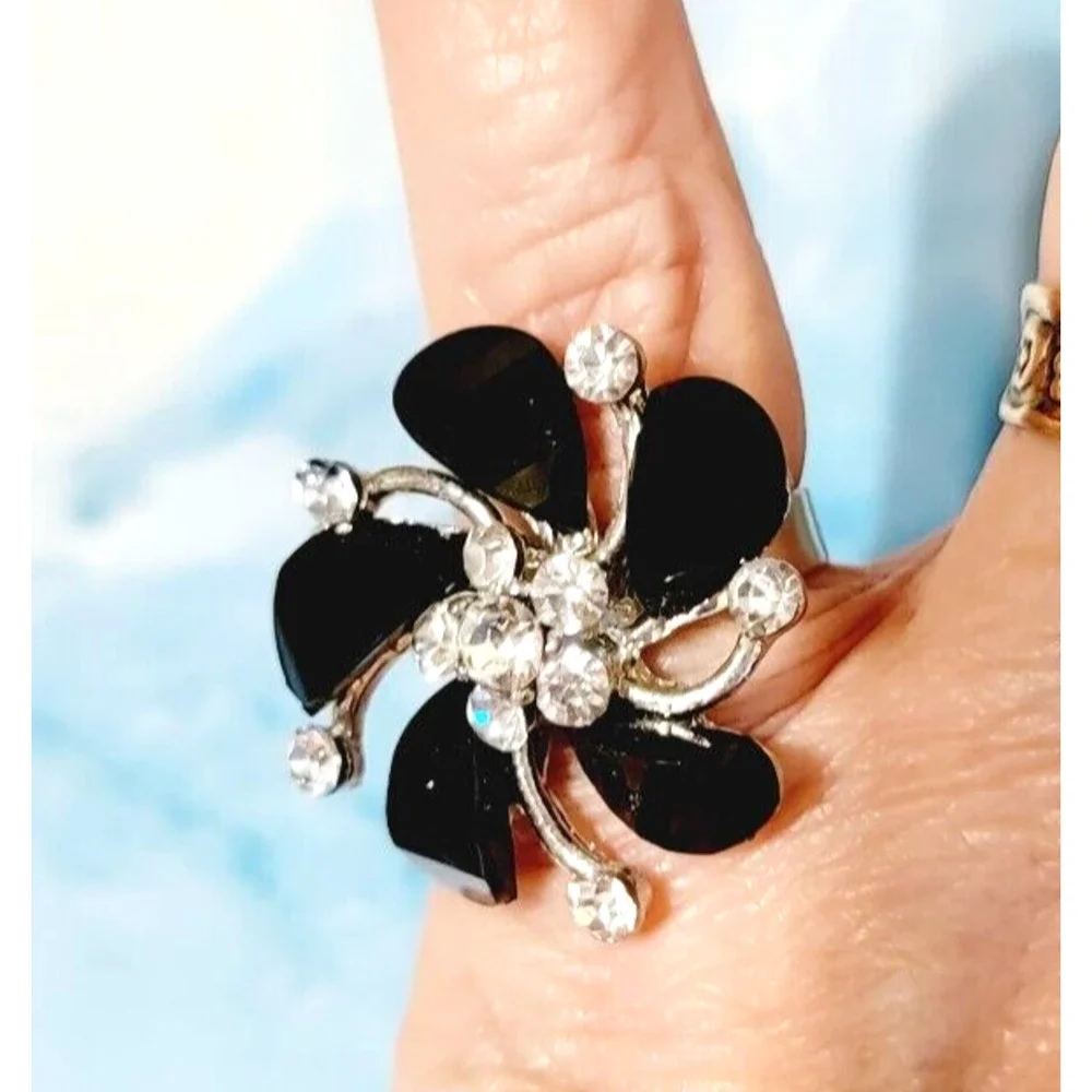 Vintage Large Mid-century Black‎ Glass Floral Adjustable Ring, Silver-tone r-8